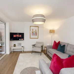  Holiday home The Willows With Free Parking For 2 Cars