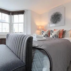 https://stunning-central-4-bed-4-bath-house-with-balcony.brighton-hotels-england.com